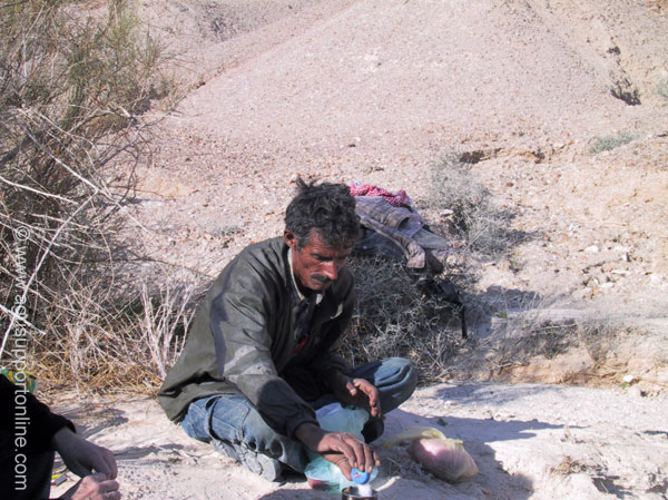 2002_bedouin_coffee_break_in_the_negev_desert
