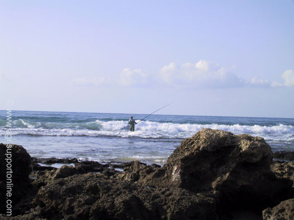2002_fisherman_beit_yanai_beach_israel